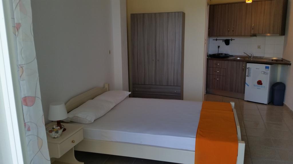 Ferienwohnung Amparoudes Kriopigi Zimmer foto
